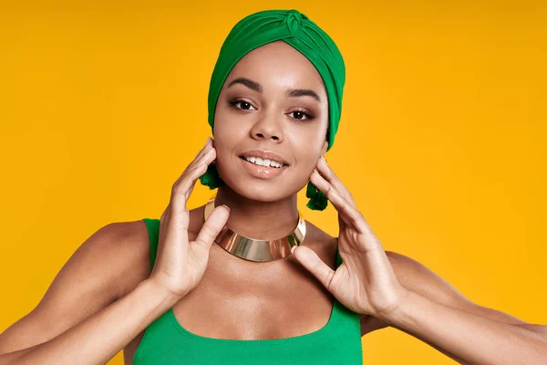 Geleneksel Başlıklı Çekici Afrikalı Kadın Yüzüne Dokunuyor Sarı Arka Planda — Stok fotoğraf
