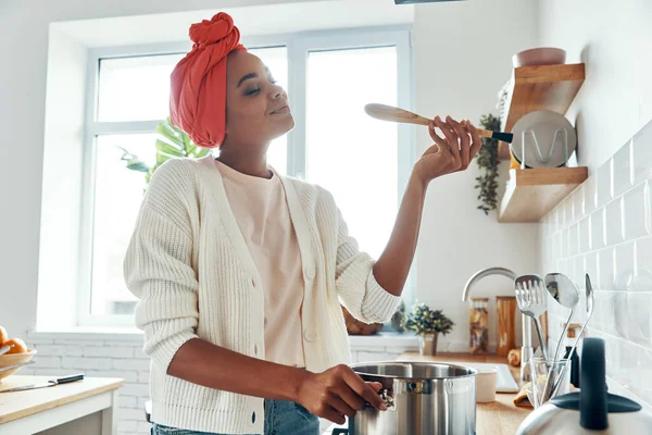 Joyeuse Femme Africaine Dégustation Cuillère Tout Préparant Nourriture Cuisine — Photo