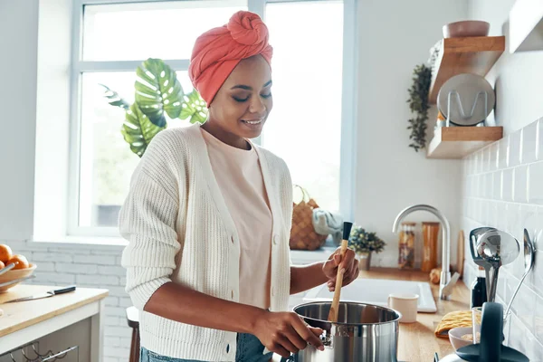 Kendinden Emin Afrikalı Kadın Tavada Bir Şeyler Karıştırıyor Mutfakta Yemek — Stok fotoğraf