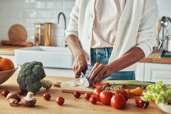 Primer Plano Mujer Irreconocible Cortando Verduras Cocina Doméstica —  Fotos de Stock