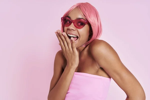 Игривая Африканская Женщина Розовыми Волосами Покрывает Рот Рукой Стоя Розовом — стоковое фото
