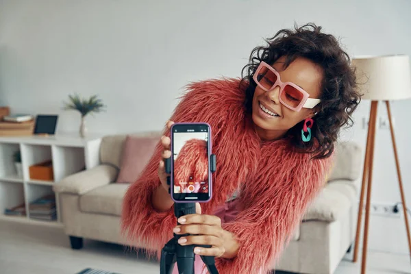 Schöne Afrikanerin Justiert Ihr Smartphone Bevor Sie Von Hause Aus — Stockfoto