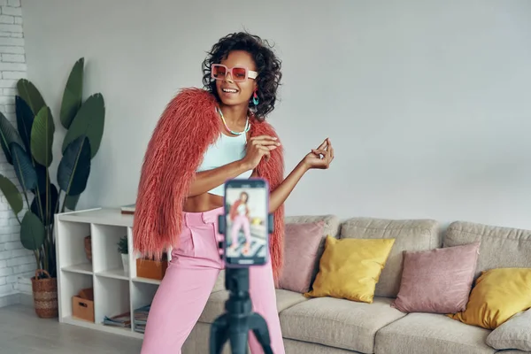 Attraktive Afrikanerin Flauschiger Jacke Erstellt Ihr Tanzvideo Vor Der Handykamera — Stockfoto