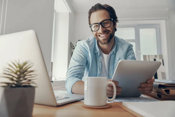 Joven Feliz Usando Tecnologías Mientras Está Sentado Lugar Trabajo Oficina — Foto de Stock