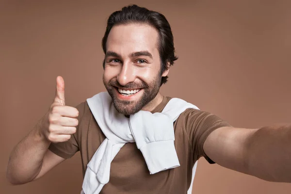 Feliz Joven Haciendo Selfie Mostrando Pulgar Hacia Arriba Mientras Está —  Fotos de Stock