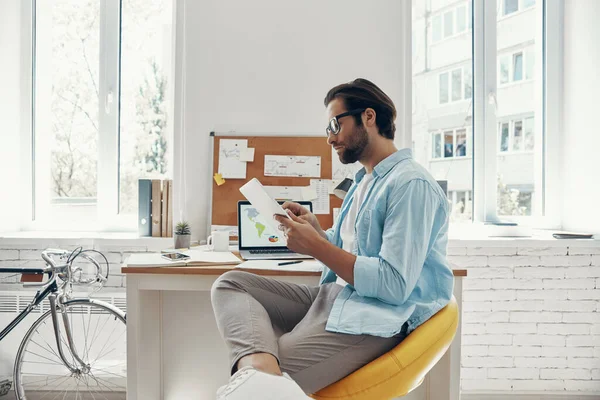 Jeune Homme Confiant Qui Utilise Une Tablette Numérique Alors Est — Photo