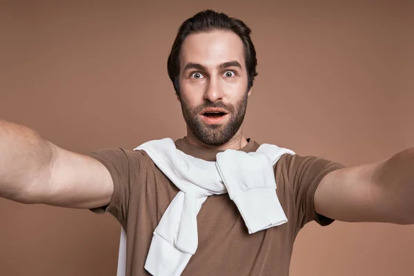 Surprised Young Man Making Selfie While Standing Brown Background — Stock Photo, Image
