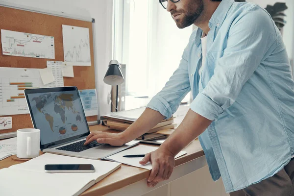 Nahaufnahme Eines Jungen Mannes Der Der Nähe Seines Arbeitsplatzes Laptop — Stockfoto