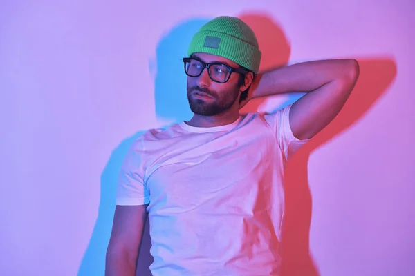 Hombre Joven Guapo Sombrero Verde Sosteniendo Mano Detrás Cabeza Mientras — Foto de Stock