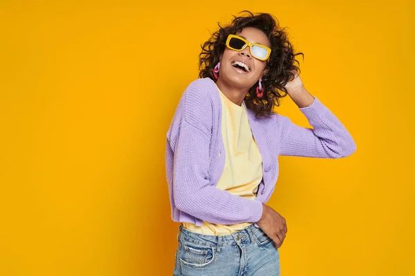 Sarı Arka Planda Duran Komik Gözlüklü Mutlu Afrikalı Kadın — Stok fotoğraf