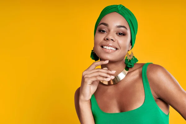 Elegantní Africká Žena Tradičním Oblečení Drží Ruku Bradě Usmívá Žlutém — Stock fotografie