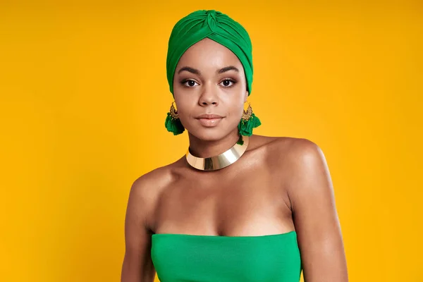 Sarı Arka Planda Duran Geleneksel Başlıklı Güzel Afrikalı Kadın — Stok fotoğraf