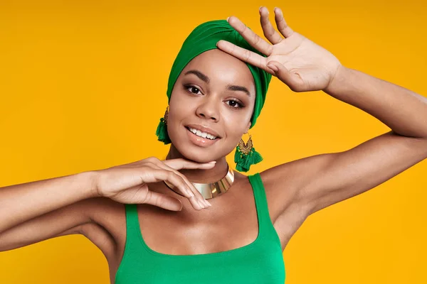 Geleneksel Başlıklı Güzel Afrikalı Kadın Yüzüne Dokunuyor Sarı Arka Planda — Stok fotoğraf