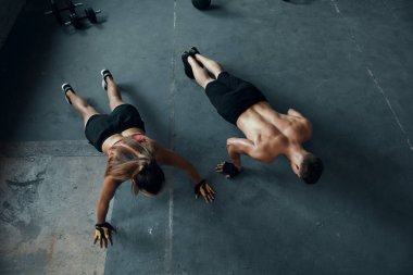 Spor salonunda şınav çeken genç çiftin en iyi görüntüsü.