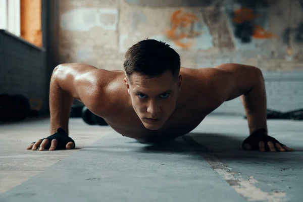 Joven Confiado Mirando Cámara Mientras Hace Ejercicios Push Gimnasio —  Fotos de Stock