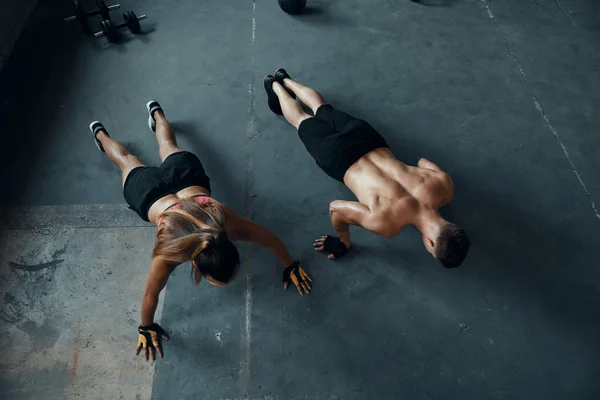 Ovanifrån Ung Passform Par Gör Armhävningar Gymmet Tillsammans — Stockfoto