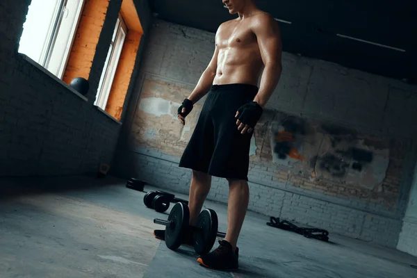 Onherkenbare Gespierde Man Bereidt Zich Voor Gewichtstraining Sportschool — Stockfoto