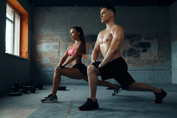 Couple Forme Confiant Faisant Des Exercices Étirement Dans Salle Gym — Photo