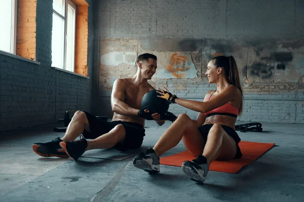Couple Heureux Forme Faisant Exercice Avec Ballon Médecine Assis Sur — Photo
