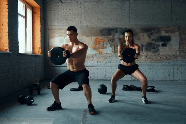 Koncentrerad Ung Man Och Kvinna Som Tränar Gym — Stockfoto