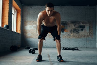 Spor salonundaki antrenmandan sonra el ele tutuşan yakışıklı kaslı adam.