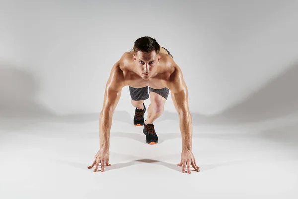 Hombre Forma Segura Que Prepara Para Correr Mientras Está Pie —  Fotos de Stock