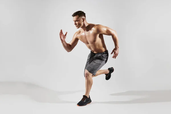 Hombre Musculoso Guapo Con Torso Perfecto Que Corre Sobre Fondo — Foto de Stock