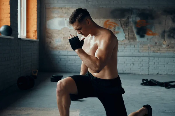 Självsäker Ung Man Värmer Upp Innan Träning Gym — Stockfoto