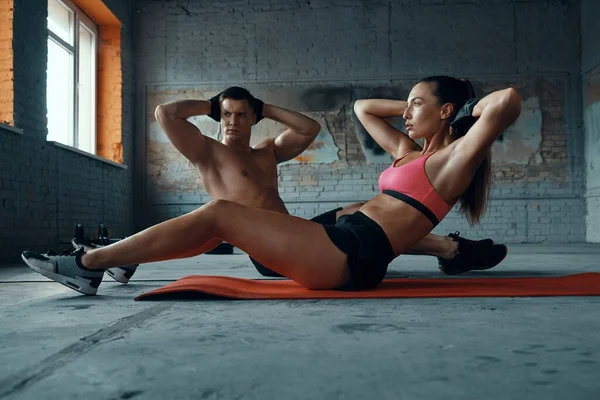 Selbstbewusst Fittes Paar Trainiert Gemeinsam Auf Gymnastikmatten Fitnessstudio — Stockfoto