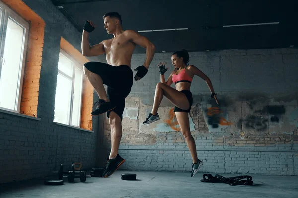 Pareja Forma Segura Saltando Mientras Hacen Entrenamiento Cruzado Gimnasio Juntos — Foto de Stock