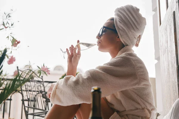 Attraktiv Ung Kvinna Badrock Dricker Champagne Och Kopplar Balkongen — Stockfoto