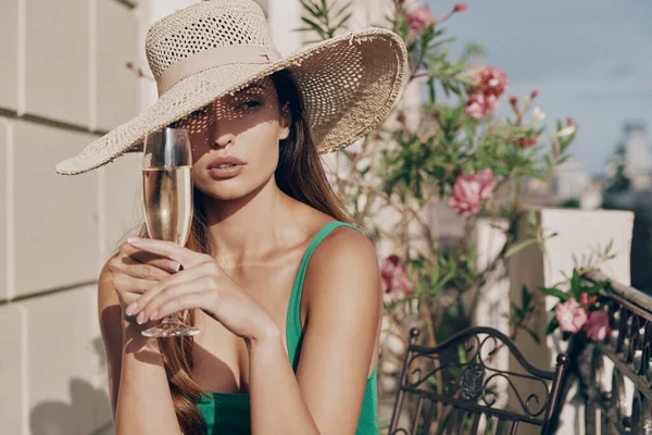 Красивая Молодая Женщина Элегантной Шляпе Наслаждается Шампанским Расслабляясь Балконе — стоковое фото
