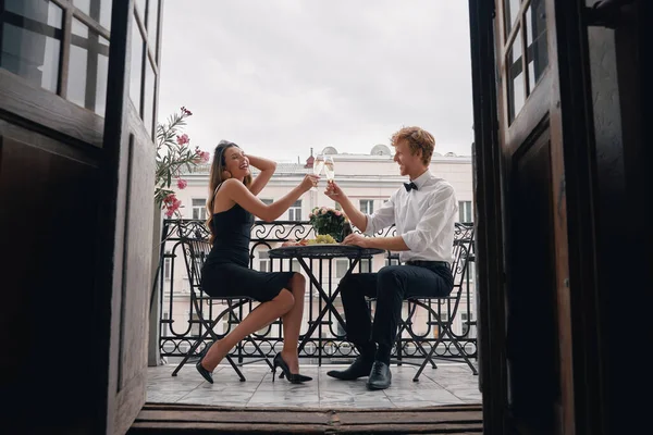 Schönes Liebespaar Stößt Bei Einem Romantischen Abendessen Auf Dem Balkon — Stockfoto