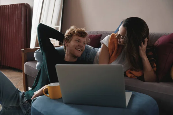 Jovem Casal Feliz Usando Laptop Enquanto Relaxa Casa Juntos — Fotografia de Stock