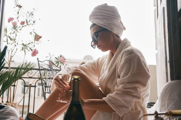 Attraktiv Ung Kvinna Badrock Njuter Champagne Medan Kopplar Balkongen — Stockfoto