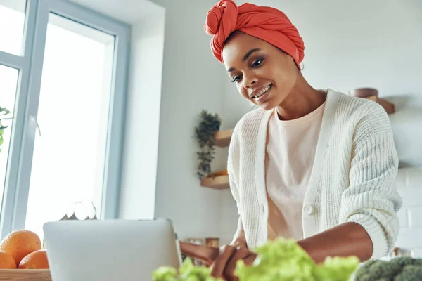 Gyönyörű Afrikai Hagyományos Fejfedő Nézi Digitális Tabletta Főzés Közben Konyhában — Stock Fotó