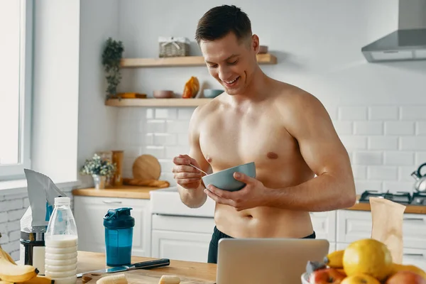 Joven Hombre Forma Disfrutando Una Comida Saludable Mientras Está Parado —  Fotos de Stock