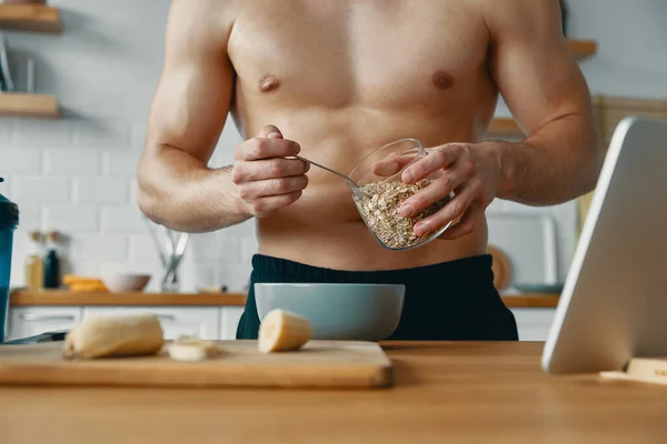 Primer Plano Hombre Sin Camisa Irreconocible Que Prepara Alimentos Saludables —  Fotos de Stock