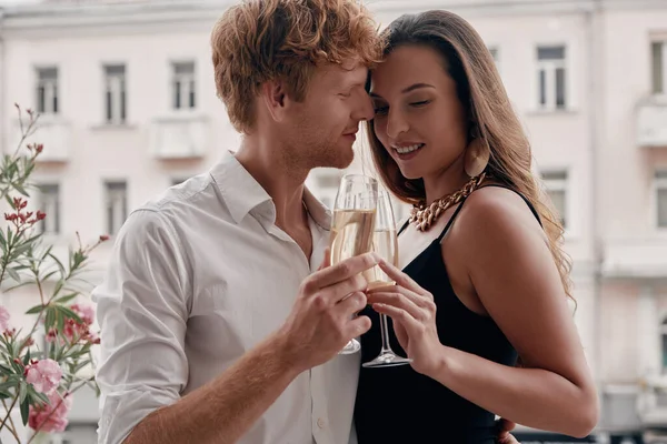 Красивая Молодая Пара Обнимается Тост Шампанским Стоя Балконе Вместе — стоковое фото