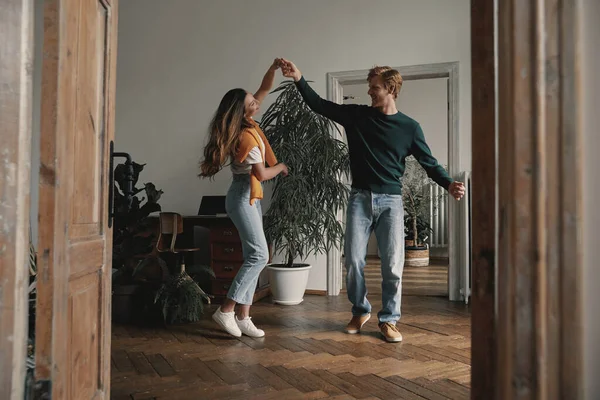 Повна Довжина Безтурботної Молодої Пари Танцює Вдома Разом — стокове фото
