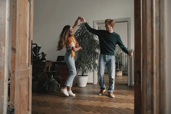 Comprimento Total Jovens Casais Despreocupados Dançando Casa Juntos — Fotografia de Stock