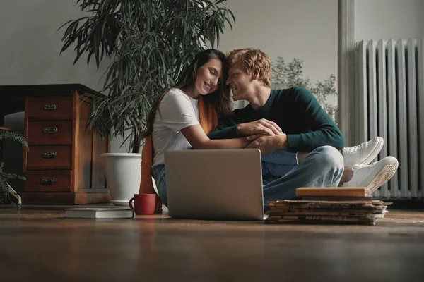 Vackra Unga Par Som Håller Händer Och Ler När Sitter — Stockfoto