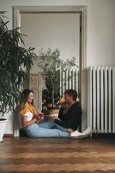 Güzel Genç Çift Sıcak Içeceklerin Tadını Çıkarıyor Evde Birlikte Otururken — Stok fotoğraf