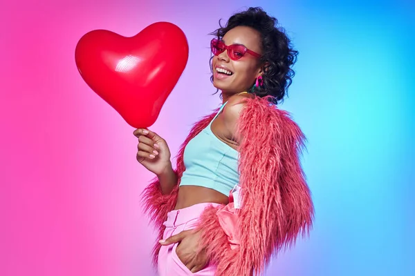 Gelukkig Afrikaanse Vrouw Trendy Kleding Dragen Rode Ballon Tegen Kleurrijke — Stockfoto