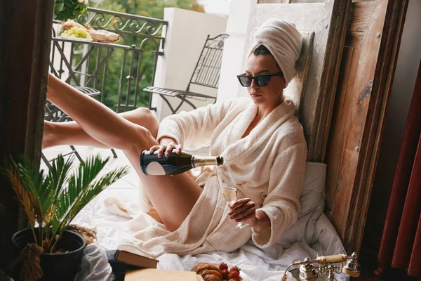 Glamourous Giovane Donna Accappatoio Versando Champagne Mentre Rilassa Sul Balcone — Foto Stock