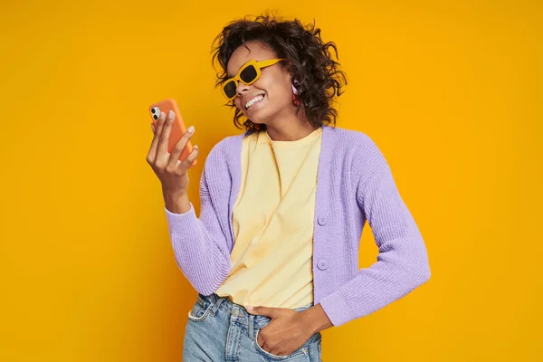 Mujer Africana Feliz Gafas Funky Pie Sobre Fondo Amarillo — Foto de Stock