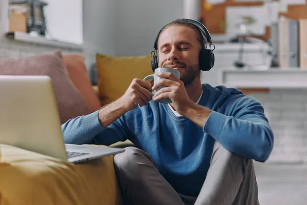Hombre Relajado Auriculares Disfrutando Bebida Caliente Mientras Está Sentado Cerca — Foto de Stock