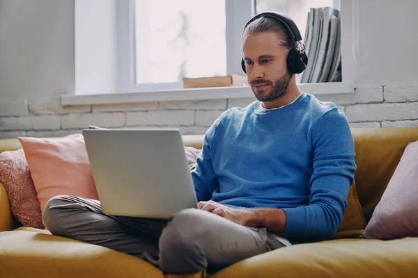 Handsome Young Man Headphones Using Laptop While Sitting Couch Home — Stock Photo, Image