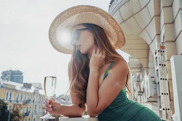 Привлекательная Девушка Элегантной Шляпе Держащая Флейту Шампанским Расслабляясь Балконе — стоковое фото