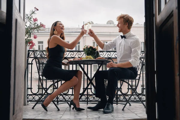 Feliz Pareja Cariñosa Brindando Con Champán Mientras Cenamos Románticamente Balcón — Foto de Stock